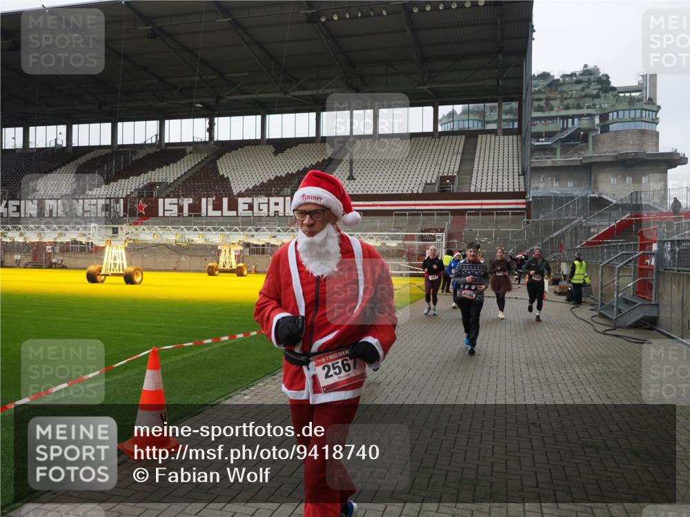 07.12.2025 - St. Pauli X-Mass-Run No. 15 Fabian Wolf http://msf.ph/oto/9418740 07.12.2025 11:27:56 Ziel 1082, 2192, 2196, 2655, 2930, 2980, 3027 meine-sportfotos.de