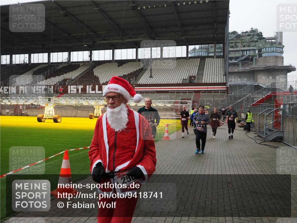 07.12.2025 - St. Pauli X-Mass-Run No. 15 Fabian Wolf http://msf.ph/oto/9418741 07.12.2025 11:27:56 Ziel 1082, 2192, 2196, 2655, 2930, 2980, 3027 meine-sportfotos.de