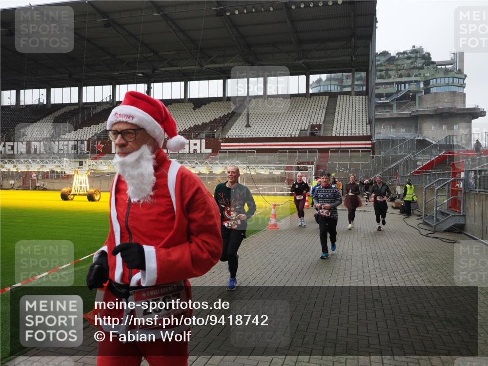 07.12.2025 - St. Pauli X-Mass-Run No. 15 Fabian Wolf http://msf.ph/oto/9418742 07.12.2025 11:27:57 Ziel 1082, 2138, 2139, 2192, 2196, 2655, 2930, 2980, 3027 meine-sportfotos.de