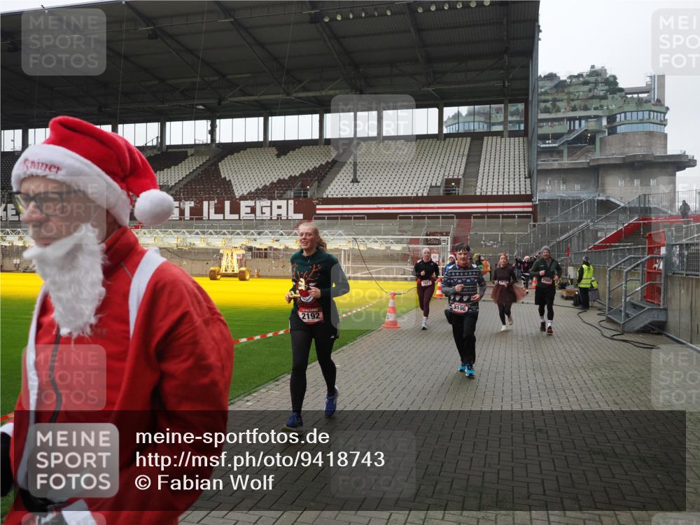 07.12.2025 - St. Pauli X-Mass-Run No. 15 Fabian Wolf http://msf.ph/oto/9418743 07.12.2025 11:27:57 Ziel 1082, 2138, 2139, 2192, 2196, 2655, 2930, 2980, 3027 meine-sportfotos.de
