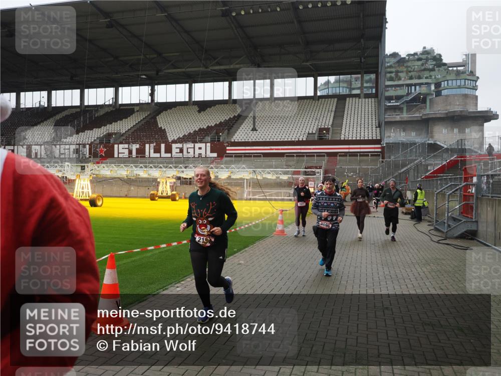 07.12.2025 - St. Pauli X-Mass-Run No. 15 Fabian Wolf http://msf.ph/oto/9418744 07.12.2025 11:27:57 Ziel 1082, 2138, 2139, 2192, 2196, 2655, 2930, 2980, 3027 meine-sportfotos.de