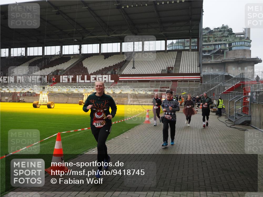 07.12.2025 - St. Pauli X-Mass-Run No. 15 Fabian Wolf http://msf.ph/oto/9418745 07.12.2025 11:27:57 Ziel 1082, 2138, 2139, 2192, 2196, 2655, 2930, 2980, 3027 meine-sportfotos.de