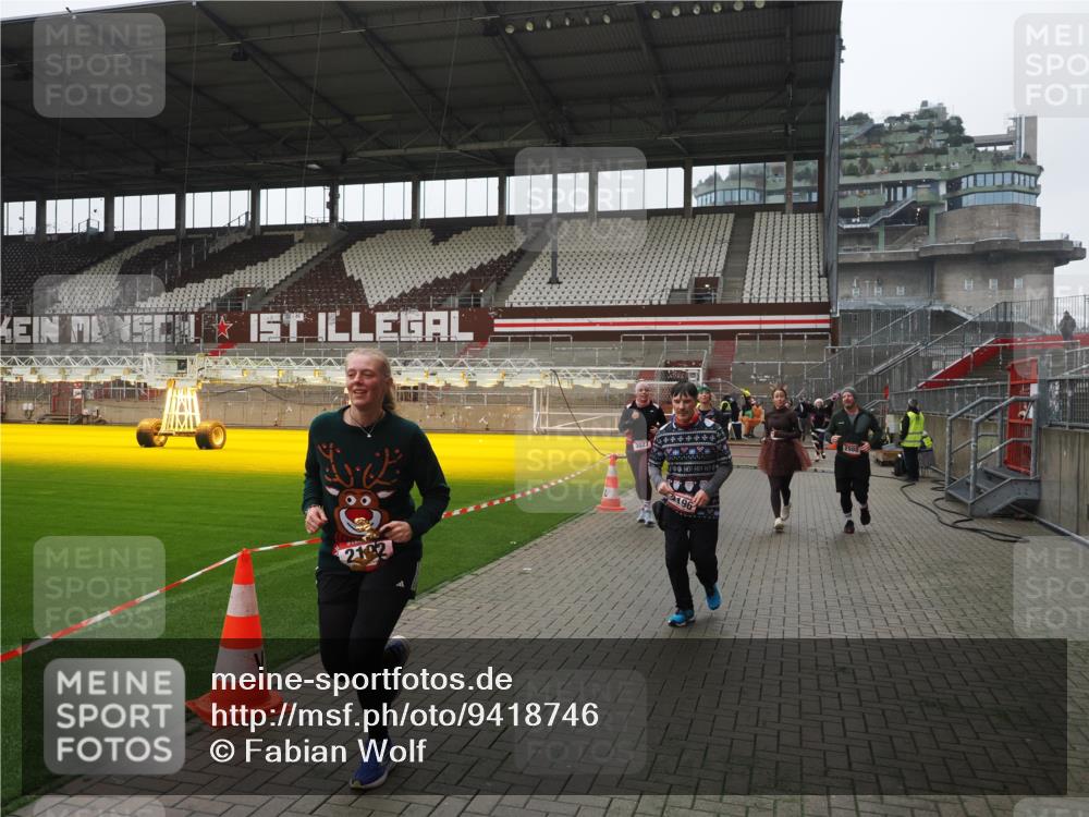 07.12.2025 - St. Pauli X-Mass-Run No. 15 Fabian Wolf http://msf.ph/oto/9418746 07.12.2025 11:27:57 Ziel 1082, 2138, 2139, 2192, 2196, 2655, 2930, 2980, 3027 meine-sportfotos.de
