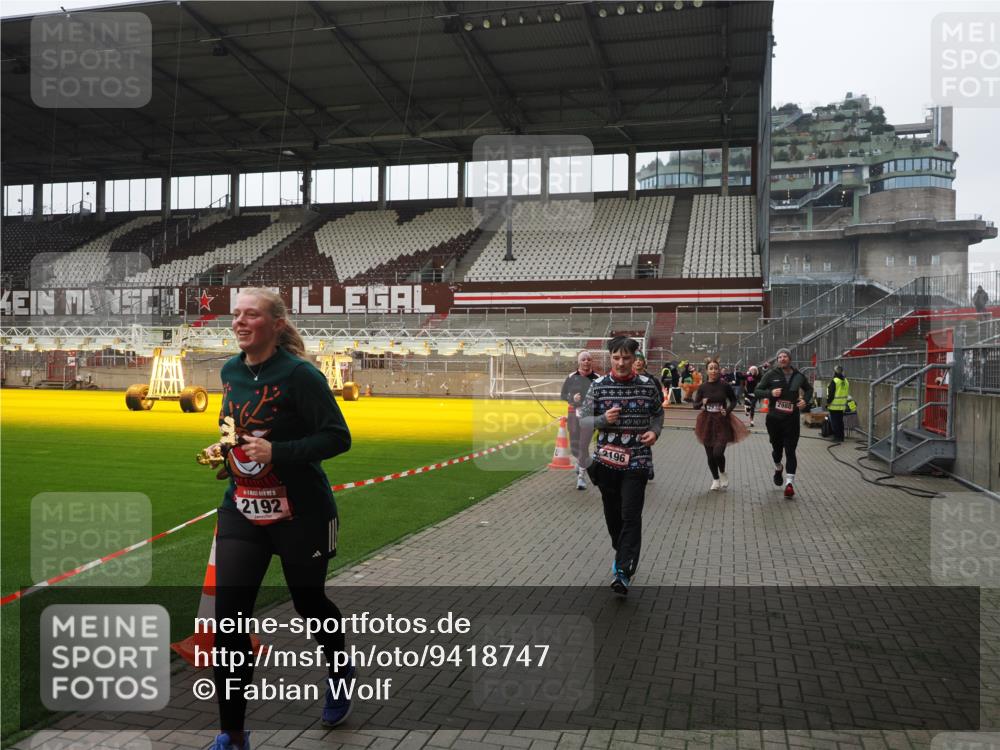 07.12.2025 - St. Pauli X-Mass-Run No. 15 Fabian Wolf http://msf.ph/oto/9418747 07.12.2025 11:27:58 Ziel 1082, 2138, 2139, 2192, 2196, 2655, 2930, 2980, 3027 meine-sportfotos.de
