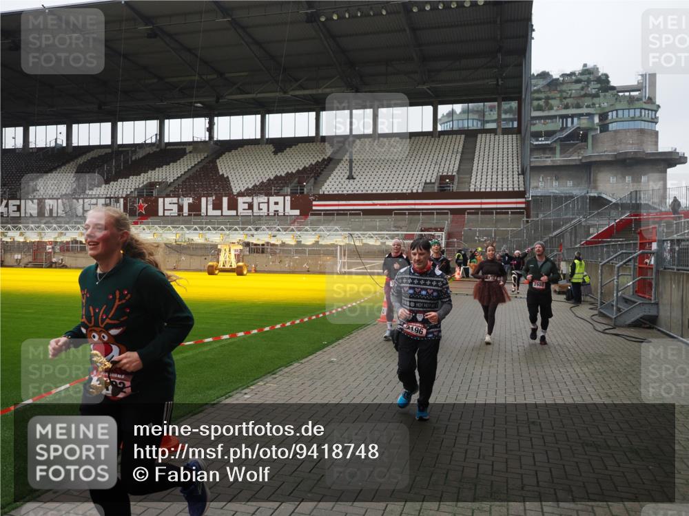 07.12.2025 - St. Pauli X-Mass-Run No. 15 Fabian Wolf http://msf.ph/oto/9418748 07.12.2025 11:27:58 Ziel 1082, 2138, 2139, 2192, 2196, 2655, 2930, 2980, 3027 meine-sportfotos.de