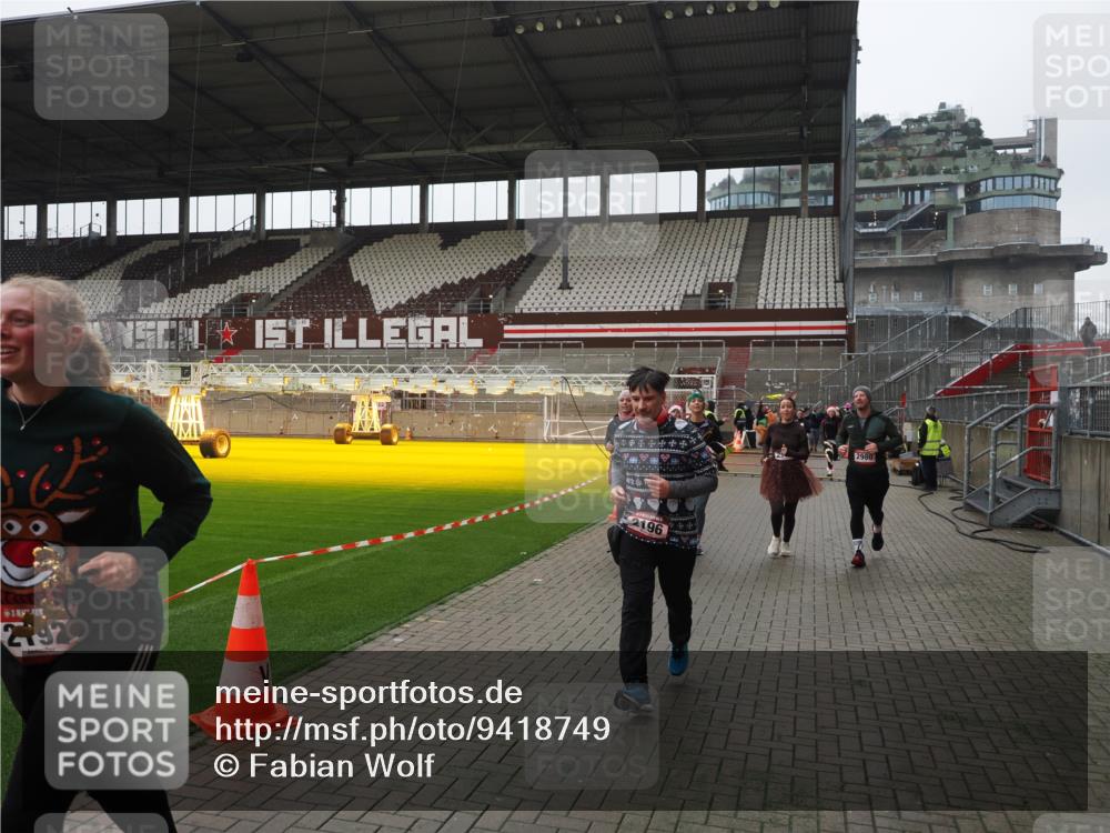 07.12.2025 - St. Pauli X-Mass-Run No. 15 Fabian Wolf http://msf.ph/oto/9418749 07.12.2025 11:27:58 Ziel 1082, 2138, 2139, 2192, 2196, 2655, 2930, 2980, 3027 meine-sportfotos.de