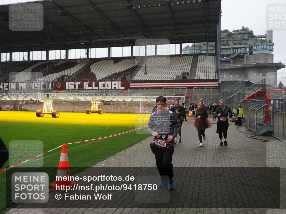07.12.2025 - St. Pauli X-Mass-Run No. 15 Fabian Wolf http://msf.ph/oto/9418750 07.12.2025 11:27:58 Ziel 1082, 2138, 2139, 2192, 2196, 2655, 2930, 2980, 3027 meine-sportfotos.de