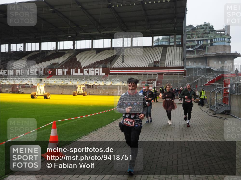 07.12.2025 - St. Pauli X-Mass-Run No. 15 Fabian Wolf http://msf.ph/oto/9418751 07.12.2025 11:27:58 Ziel 1082, 2138, 2139, 2192, 2196, 2655, 2930, 2980, 3027 meine-sportfotos.de