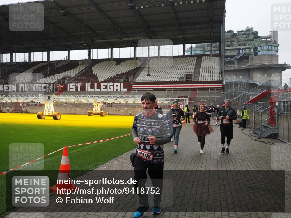 07.12.2025 - St. Pauli X-Mass-Run No. 15 Fabian Wolf http://msf.ph/oto/9418752 07.12.2025 11:27:59 Ziel 1082, 2138, 2139, 2192, 2196, 2655, 2930, 2980, 3027, 4644 meine-sportfotos.de