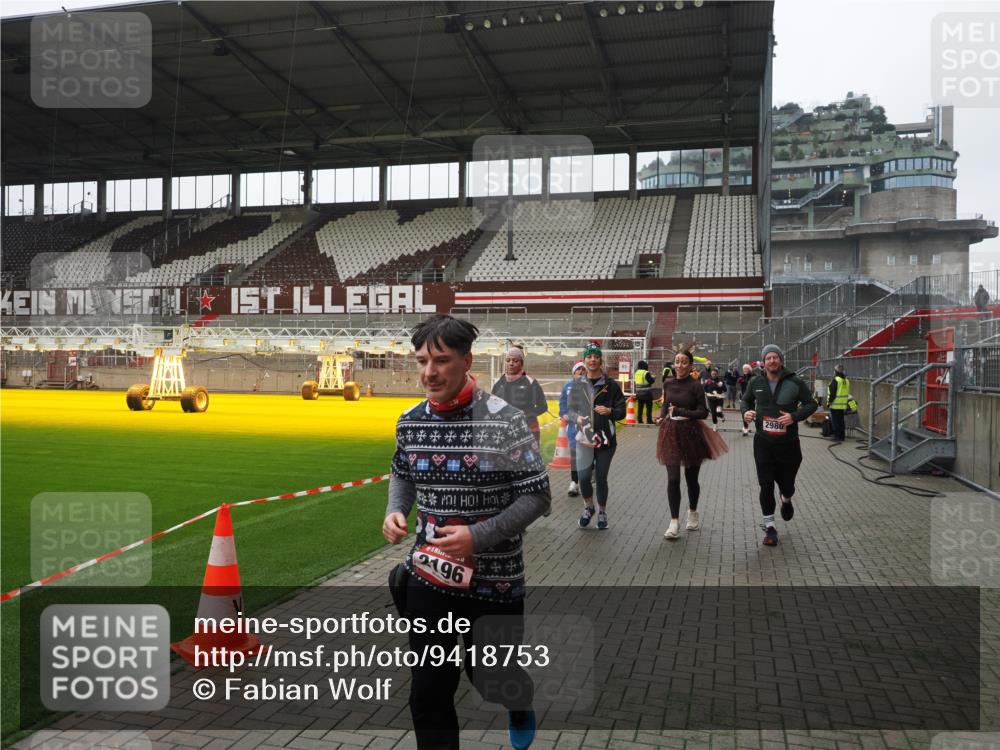 07.12.2025 - St. Pauli X-Mass-Run No. 15 Fabian Wolf http://msf.ph/oto/9418753 07.12.2025 11:27:59 Ziel 1082, 2138, 2139, 2192, 2196, 2655, 2930, 2980, 3027, 4644 meine-sportfotos.de