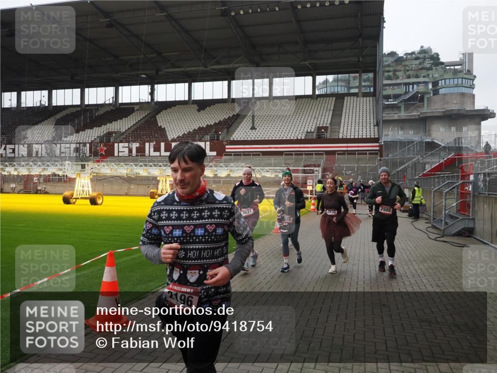 07.12.2025 - St. Pauli X-Mass-Run No. 15 Fabian Wolf http://msf.ph/oto/9418754 07.12.2025 11:27:59 Ziel 1082, 2138, 2139, 2192, 2196, 2655, 2930, 2980, 3027, 4644 meine-sportfotos.de