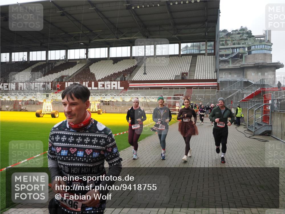 07.12.2025 - St. Pauli X-Mass-Run No. 15 Fabian Wolf http://msf.ph/oto/9418755 07.12.2025 11:27:59 Ziel 1082, 2138, 2139, 2192, 2196, 2655, 2930, 2980, 3027, 4644 meine-sportfotos.de