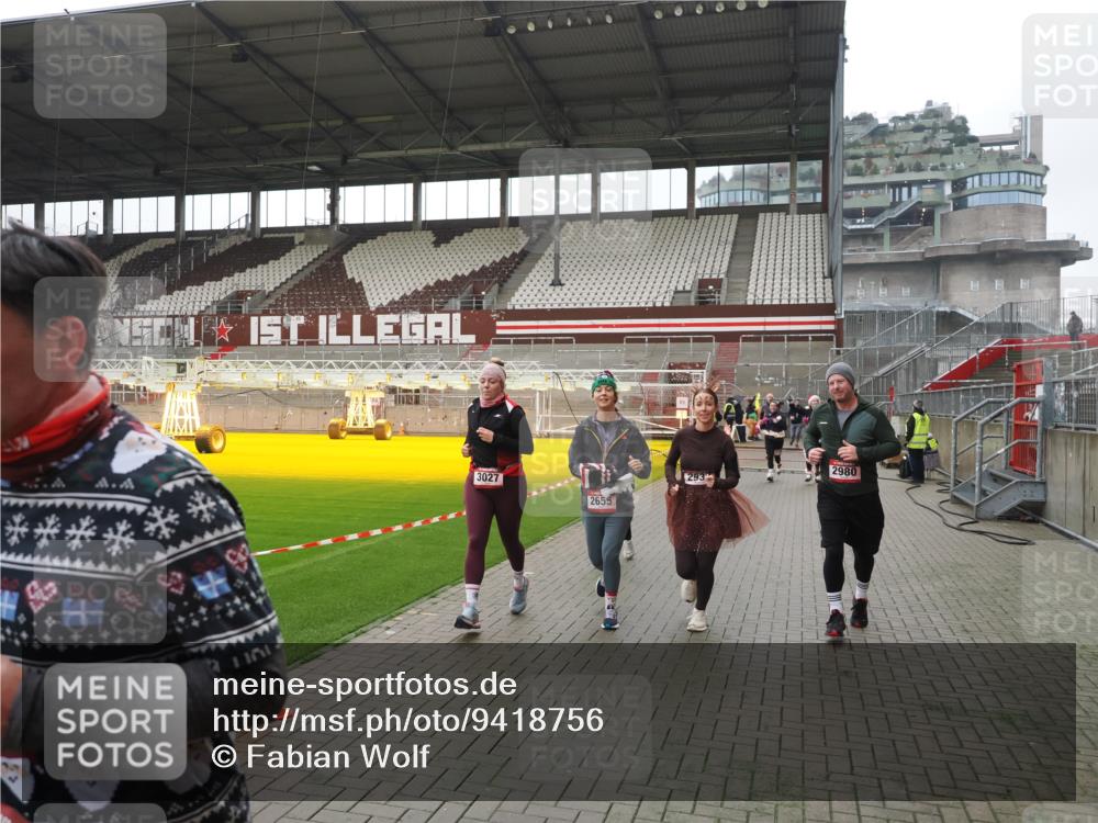 07.12.2025 - St. Pauli X-Mass-Run No. 15 Fabian Wolf http://msf.ph/oto/9418756 07.12.2025 11:27:59 Ziel 1082, 2138, 2139, 2192, 2196, 2655, 2930, 2980, 3027, 4644 meine-sportfotos.de