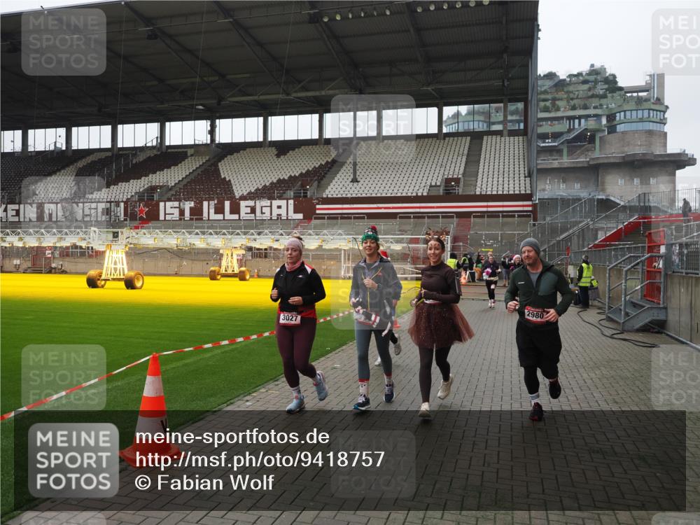 07.12.2025 - St. Pauli X-Mass-Run No. 15 Fabian Wolf http://msf.ph/oto/9418757 07.12.2025 11:28:00 Ziel 1082, 2138, 2139, 2192, 2196, 2655, 2930, 2980, 3027, 4644 meine-sportfotos.de