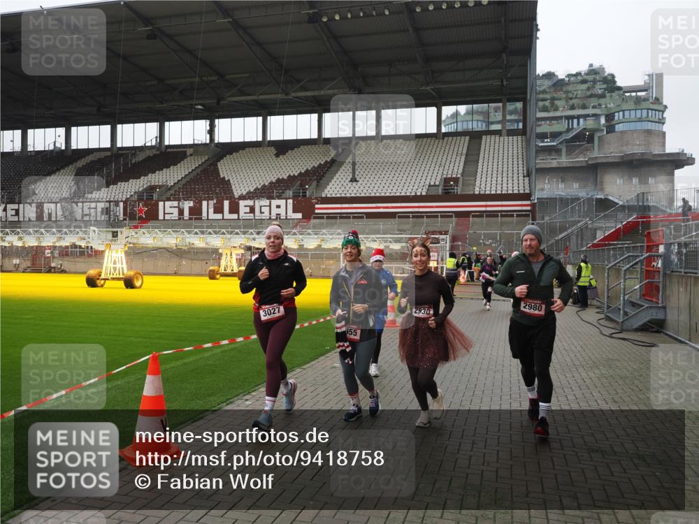 07.12.2025 - St. Pauli X-Mass-Run No. 15 Fabian Wolf http://msf.ph/oto/9418758 07.12.2025 11:28:00 Ziel 1082, 2138, 2139, 2192, 2196, 2655, 2930, 2980, 3027, 4644 meine-sportfotos.de