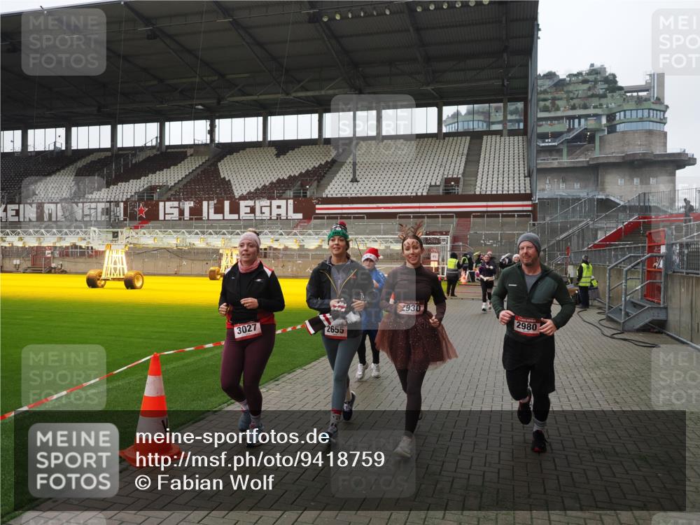 07.12.2025 - St. Pauli X-Mass-Run No. 15 Fabian Wolf http://msf.ph/oto/9418759 07.12.2025 11:28:00 Ziel 1082, 2138, 2139, 2192, 2196, 2655, 2930, 2980, 3027, 4644 meine-sportfotos.de
