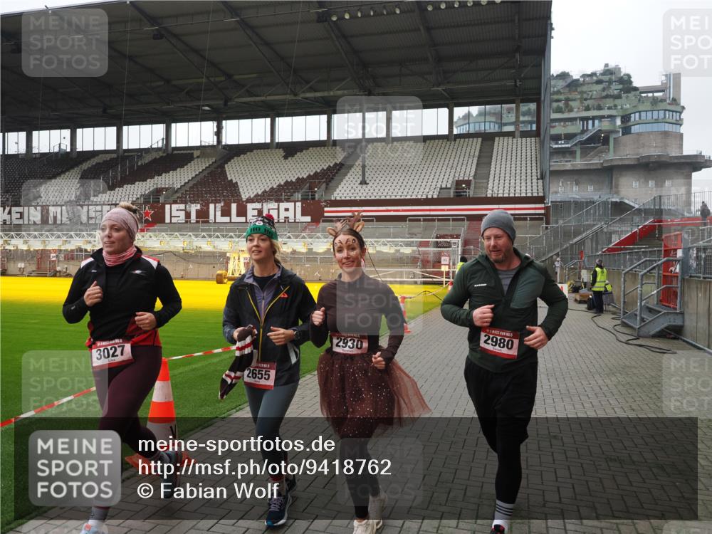 07.12.2025 - St. Pauli X-Mass-Run No. 15 Fabian Wolf http://msf.ph/oto/9418762 07.12.2025 11:28:01 Ziel 1082, 2138, 2139, 2192, 2196, 2655, 2930, 2980, 3027, 3057, 4644, 4655 meine-sportfotos.de