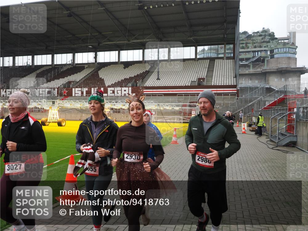 07.12.2025 - St. Pauli X-Mass-Run No. 15 Fabian Wolf http://msf.ph/oto/9418763 07.12.2025 11:28:01 Ziel 1082, 2138, 2139, 2192, 2196, 2655, 2930, 2980, 3027, 3057, 4644, 4655 meine-sportfotos.de