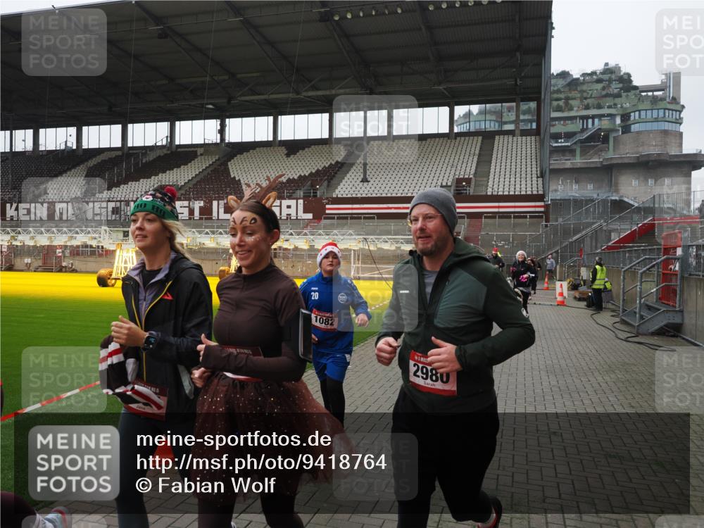 07.12.2025 - St. Pauli X-Mass-Run No. 15 Fabian Wolf http://msf.ph/oto/9418764 07.12.2025 11:28:01 Ziel 1082, 2138, 2139, 2192, 2196, 2655, 2930, 2980, 3027, 3057, 4644, 4655 meine-sportfotos.de