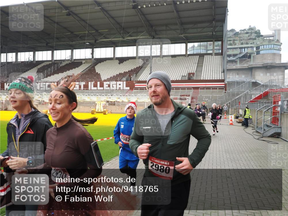07.12.2025 - St. Pauli X-Mass-Run No. 15 Fabian Wolf http://msf.ph/oto/9418765 07.12.2025 11:28:01 Ziel 1082, 2138, 2139, 2192, 2196, 2655, 2930, 2980, 3027, 3057, 4644, 4655 meine-sportfotos.de