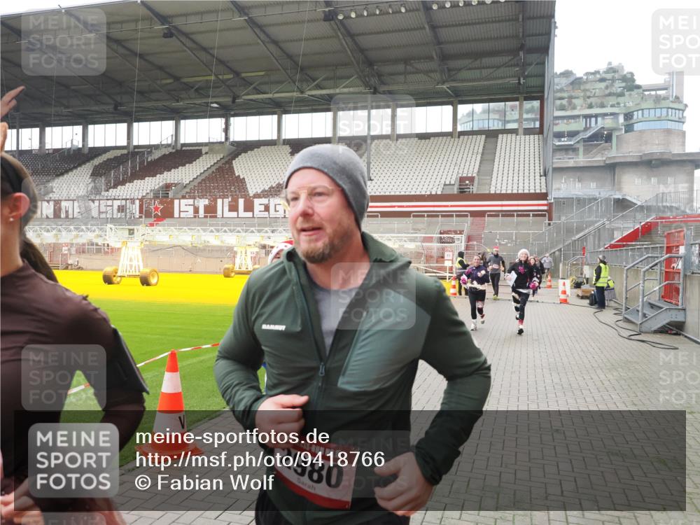 07.12.2025 - St. Pauli X-Mass-Run No. 15 Fabian Wolf http://msf.ph/oto/9418766 07.12.2025 11:28:01 Ziel 1082, 2138, 2139, 2192, 2196, 2655, 2930, 2980, 3027, 3057, 4644, 4655 meine-sportfotos.de