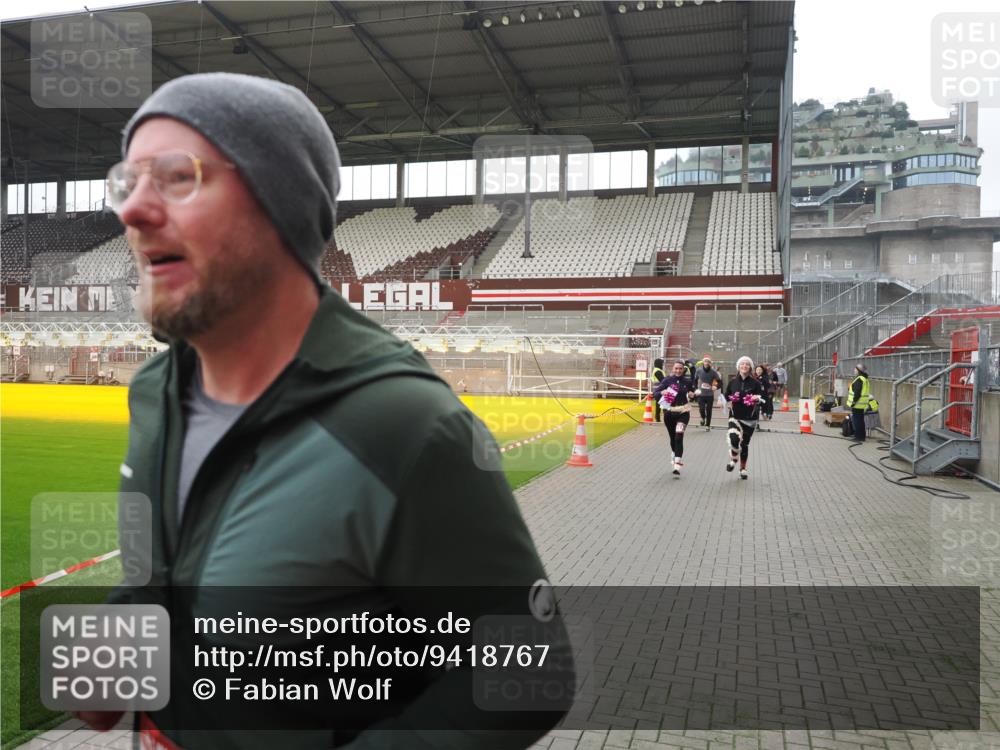07.12.2025 - St. Pauli X-Mass-Run No. 15 Fabian Wolf http://msf.ph/oto/9418767 07.12.2025 11:28:02 Ziel 1082, 2138, 2139, 2192, 2196, 2655, 2930, 2980, 3027, 3057, 3063, 4644, 4655 meine-sportfotos.de