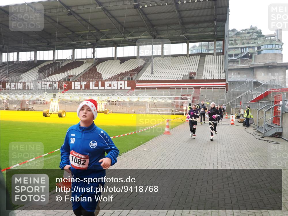 07.12.2025 - St. Pauli X-Mass-Run No. 15 Fabian Wolf http://msf.ph/oto/9418768 07.12.2025 11:28:02 Ziel 1082, 2138, 2139, 2192, 2196, 2655, 2930, 2980, 3027, 3057, 3063, 4644, 4655 meine-sportfotos.de