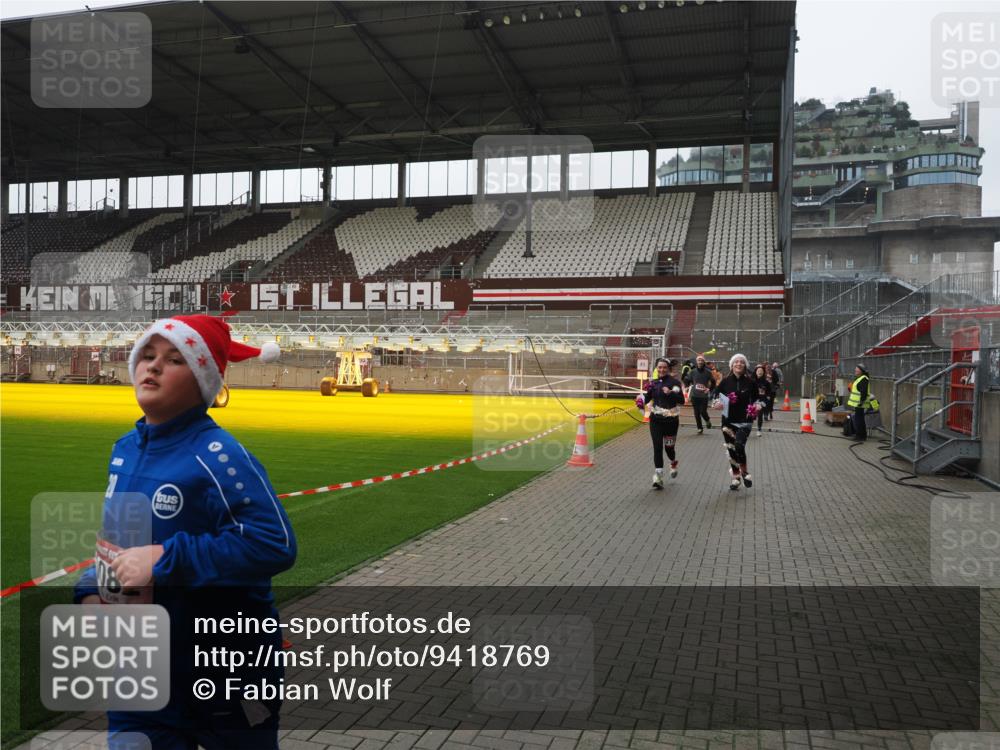 07.12.2025 - St. Pauli X-Mass-Run No. 15 Fabian Wolf http://msf.ph/oto/9418769 07.12.2025 11:28:02 Ziel 1082, 2138, 2139, 2192, 2196, 2655, 2930, 2980, 3027, 3057, 3063, 4644, 4655 meine-sportfotos.de