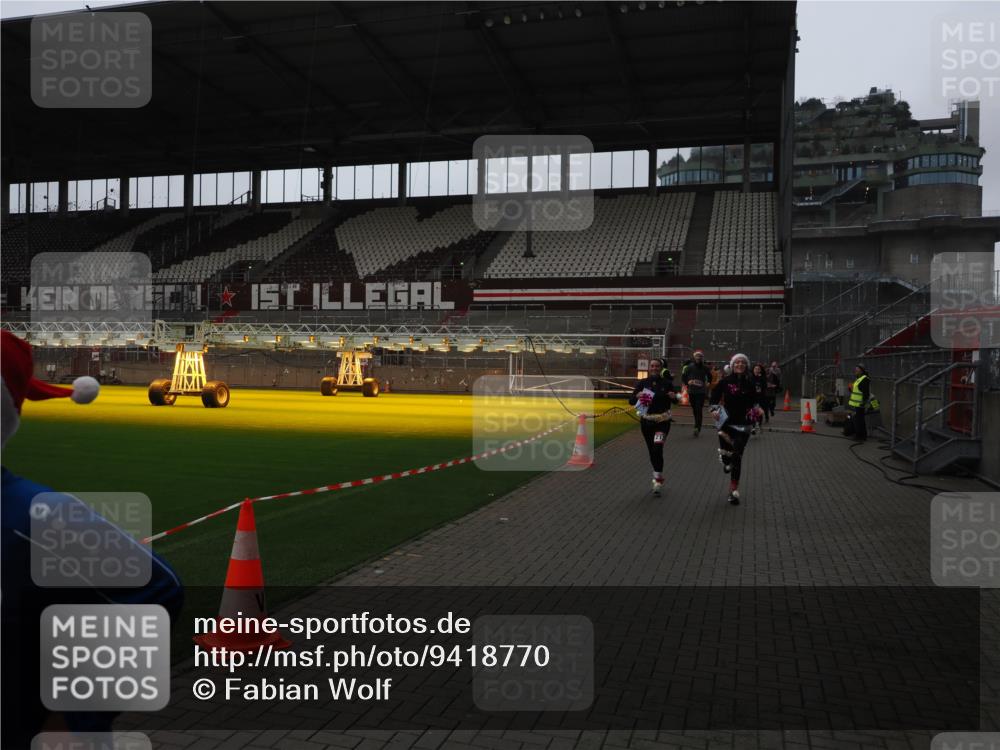 07.12.2025 - St. Pauli X-Mass-Run No. 15 Fabian Wolf http://msf.ph/oto/9418770 07.12.2025 11:28:02 Ziel 1082, 2138, 2139, 2192, 2196, 2655, 2930, 2980, 3027, 3057, 3063, 4644, 4655 meine-sportfotos.de