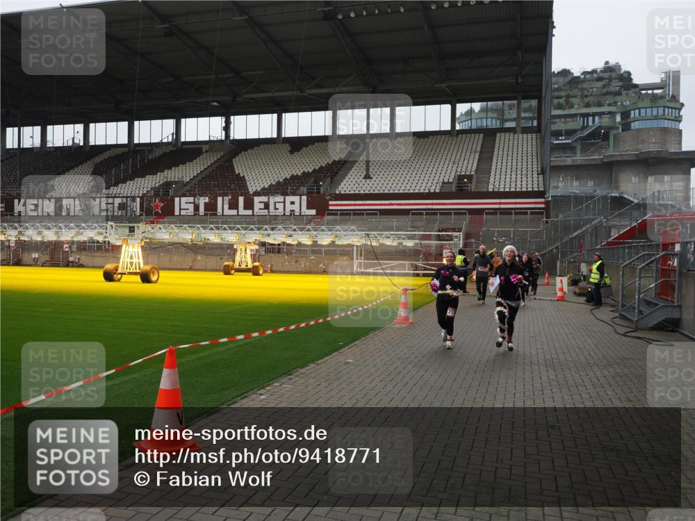 07.12.2025 - St. Pauli X-Mass-Run No. 15 Fabian Wolf http://msf.ph/oto/9418771 07.12.2025 11:28:02 Ziel 1082, 2138, 2139, 2192, 2196, 2655, 2930, 2980, 3027, 3057, 3063, 4644, 4655 meine-sportfotos.de