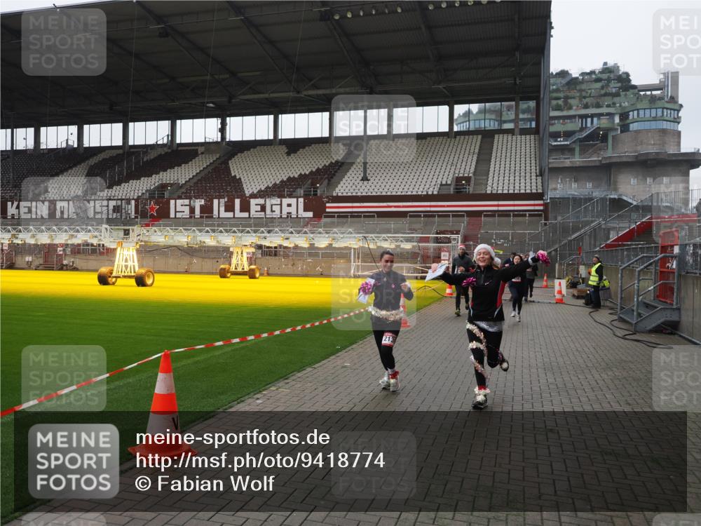 07.12.2025 - St. Pauli X-Mass-Run No. 15 Fabian Wolf http://msf.ph/oto/9418774 07.12.2025 11:28:03 Ziel 1082, 2138, 2139, 2192, 2196, 2655, 2930, 2980, 3027, 3057, 3063, 4644, 4655 meine-sportfotos.de
