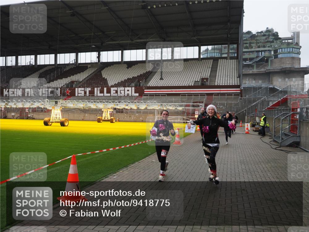 07.12.2025 - St. Pauli X-Mass-Run No. 15 Fabian Wolf http://msf.ph/oto/9418775 07.12.2025 11:28:04 Ziel 1082, 2138, 2139, 2192, 2196, 2655, 2930, 2980, 3027, 3057, 3063, 3074, 4644, 4655 meine-sportfotos.de