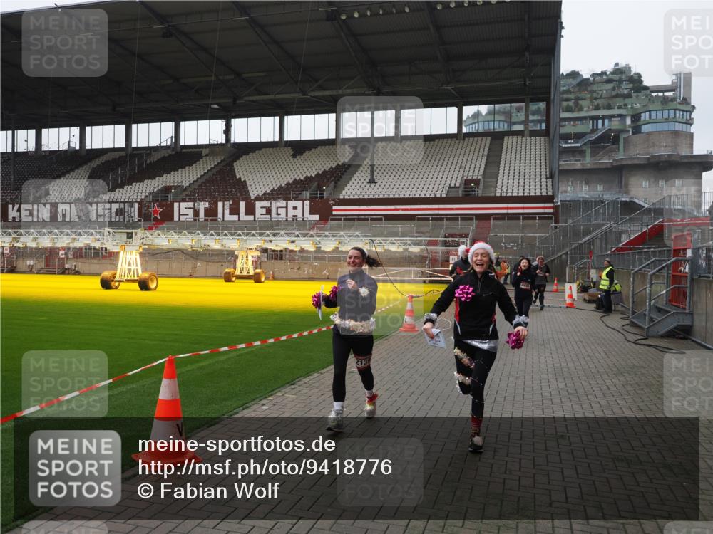 07.12.2025 - St. Pauli X-Mass-Run No. 15 Fabian Wolf http://msf.ph/oto/9418776 07.12.2025 11:28:04 Ziel 1082, 2138, 2139, 2192, 2196, 2655, 2930, 2980, 3027, 3057, 3063, 3074, 4644, 4655 meine-sportfotos.de