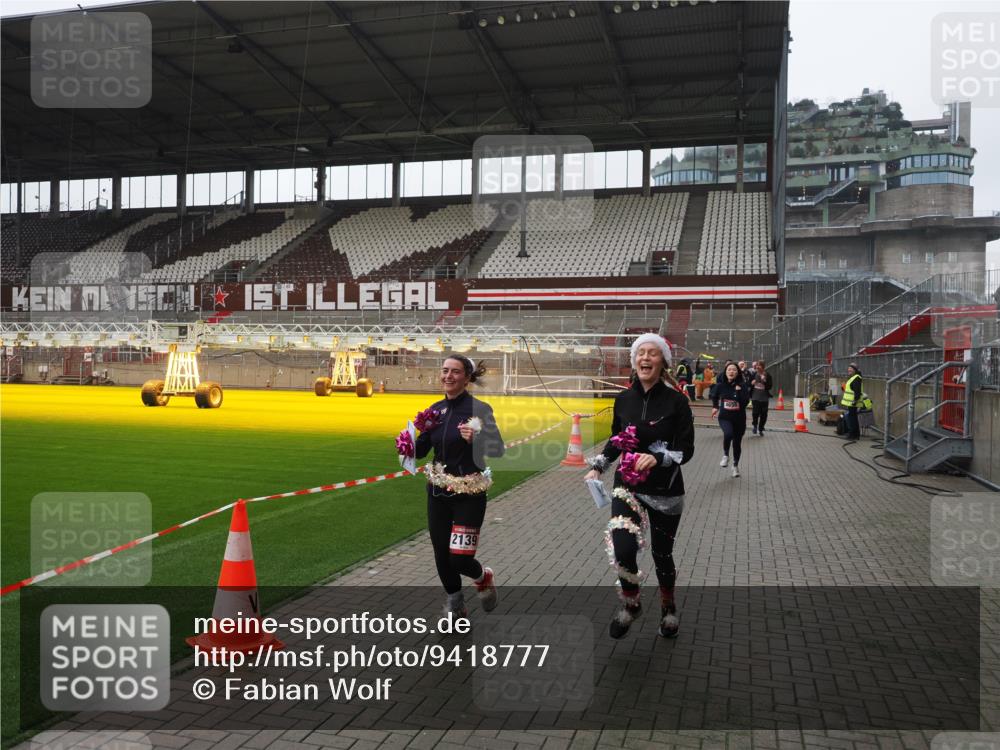 07.12.2025 - St. Pauli X-Mass-Run No. 15 Fabian Wolf http://msf.ph/oto/9418777 07.12.2025 11:28:04 Ziel 1082, 2138, 2139, 2192, 2196, 2655, 2930, 2980, 3027, 3057, 3063, 3074, 4644, 4655 meine-sportfotos.de