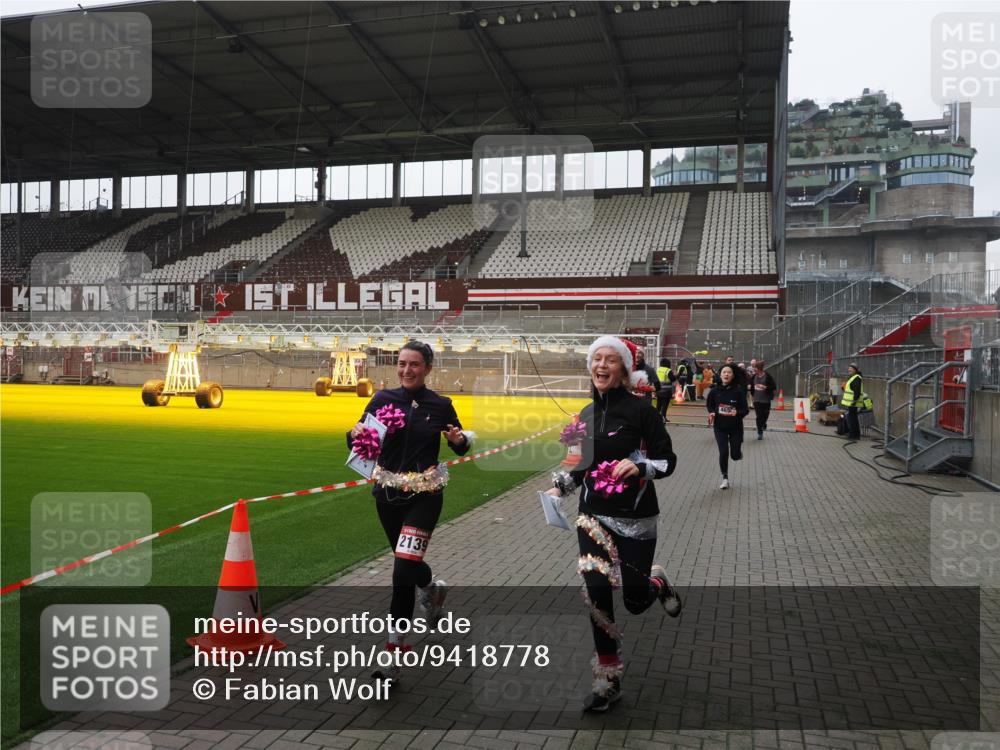 07.12.2025 - St. Pauli X-Mass-Run No. 15 Fabian Wolf http://msf.ph/oto/9418778 07.12.2025 11:28:04 Ziel 1082, 2138, 2139, 2192, 2196, 2655, 2930, 2980, 3027, 3057, 3063, 3074, 4644, 4655 meine-sportfotos.de