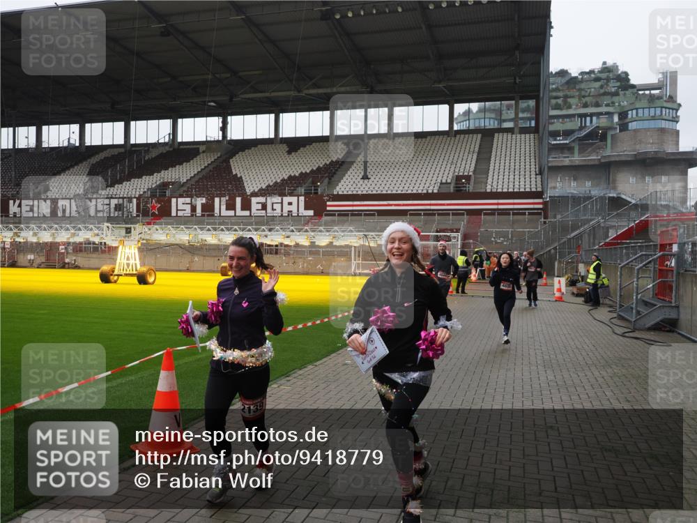 07.12.2025 - St. Pauli X-Mass-Run No. 15 Fabian Wolf http://msf.ph/oto/9418779 07.12.2025 11:28:04 Ziel 1082, 2138, 2139, 2192, 2196, 2655, 2930, 2980, 3027, 3057, 3063, 3074, 4644, 4655 meine-sportfotos.de