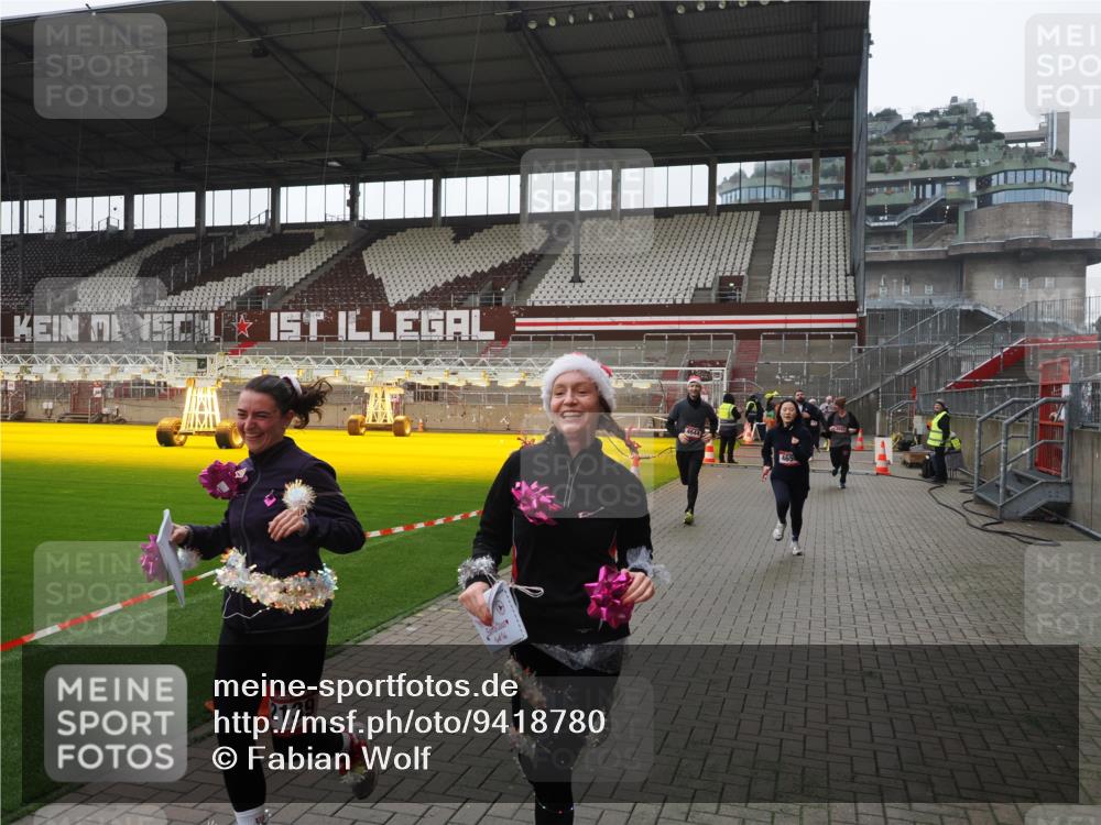 07.12.2025 - St. Pauli X-Mass-Run No. 15 Fabian Wolf http://msf.ph/oto/9418780 07.12.2025 11:28:05 Ziel 1082, 2138, 2139, 2192, 2196, 2655, 2930, 2980, 3027, 3057, 3063, 3074, 4644, 4655 meine-sportfotos.de