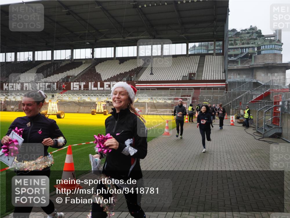 07.12.2025 - St. Pauli X-Mass-Run No. 15 Fabian Wolf http://msf.ph/oto/9418781 07.12.2025 11:28:05 Ziel 1082, 2138, 2139, 2192, 2196, 2655, 2930, 2980, 3027, 3057, 3063, 3074, 4644, 4655 meine-sportfotos.de
