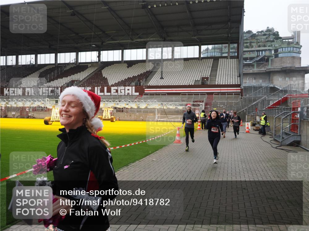 07.12.2025 - St. Pauli X-Mass-Run No. 15 Fabian Wolf http://msf.ph/oto/9418782 07.12.2025 11:28:05 Ziel 1082, 2138, 2139, 2192, 2196, 2655, 2930, 2980, 3027, 3057, 3063, 3074, 4644, 4655 meine-sportfotos.de