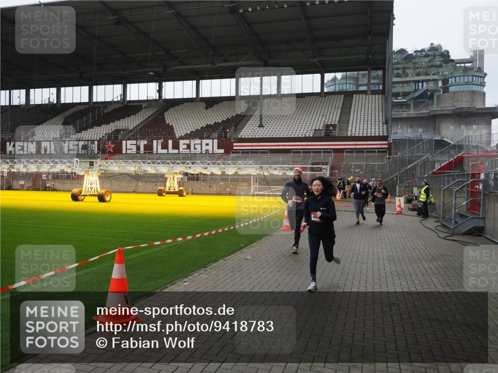 07.12.2025 - St. Pauli X-Mass-Run No. 15 Fabian Wolf http://msf.ph/oto/9418783 07.12.2025 11:28:05 Ziel 1082, 2138, 2139, 2192, 2196, 2655, 2930, 2980, 3027, 3057, 3063, 3074, 4644, 4655 meine-sportfotos.de
