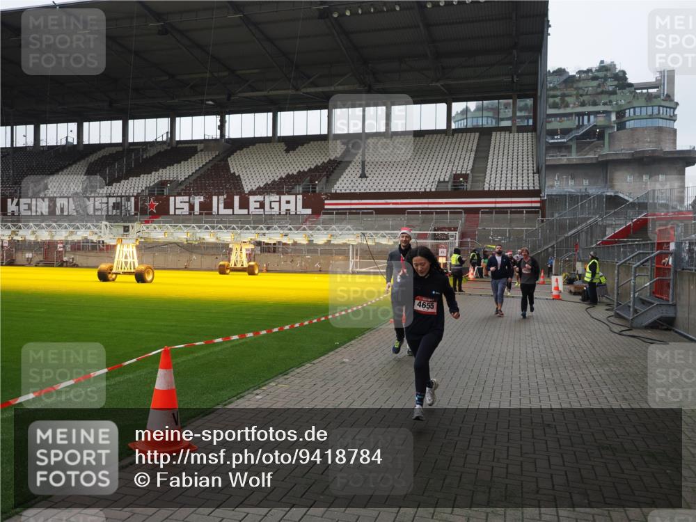 07.12.2025 - St. Pauli X-Mass-Run No. 15 Fabian Wolf http://msf.ph/oto/9418784 07.12.2025 11:28:06 Ziel 1082, 2138, 2139, 2192, 2196, 2655, 2930, 2980, 3027, 3057, 3063, 3074, 4644, 4653, 4655 meine-sportfotos.de