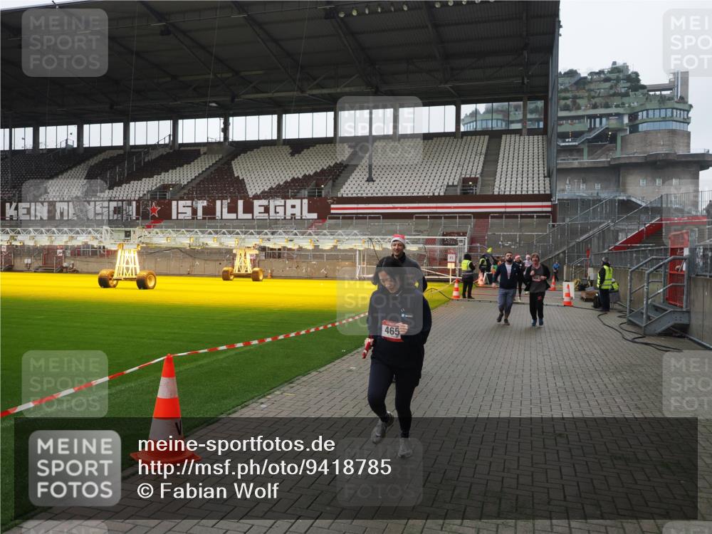 07.12.2025 - St. Pauli X-Mass-Run No. 15 Fabian Wolf http://msf.ph/oto/9418785 07.12.2025 11:28:06 Ziel 1082, 2138, 2139, 2192, 2196, 2655, 2930, 2980, 3027, 3057, 3063, 3074, 4644, 4653, 4655 meine-sportfotos.de