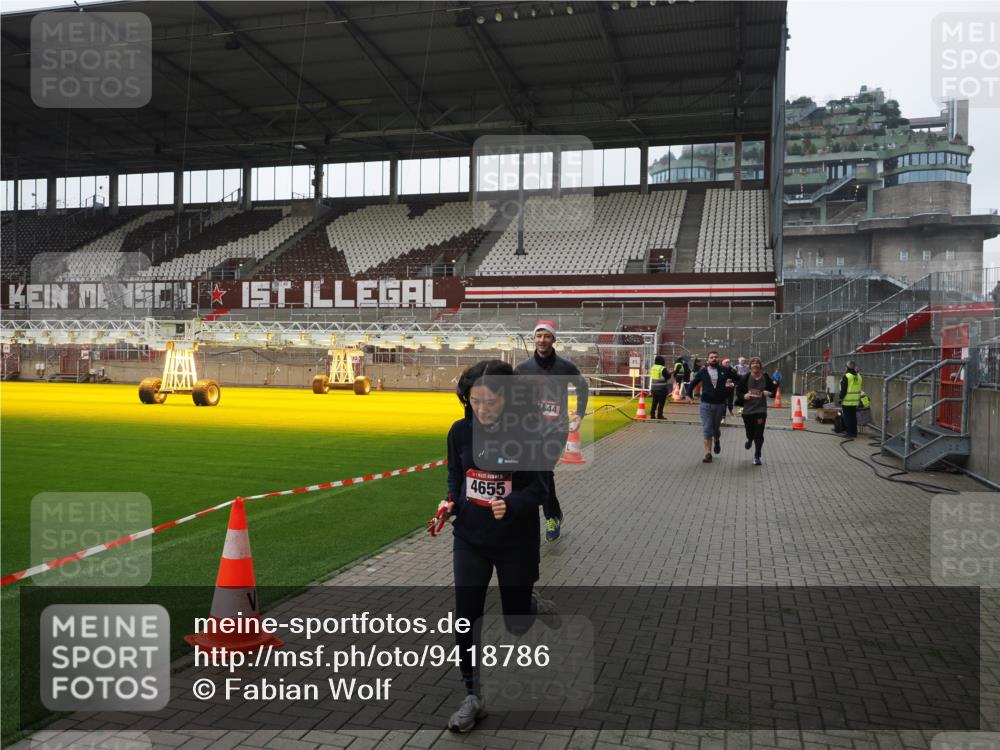 07.12.2025 - St. Pauli X-Mass-Run No. 15 Fabian Wolf http://msf.ph/oto/9418786 07.12.2025 11:28:06 Ziel 1082, 2138, 2139, 2192, 2196, 2655, 2930, 2980, 3027, 3057, 3063, 3074, 4644, 4653, 4655 meine-sportfotos.de