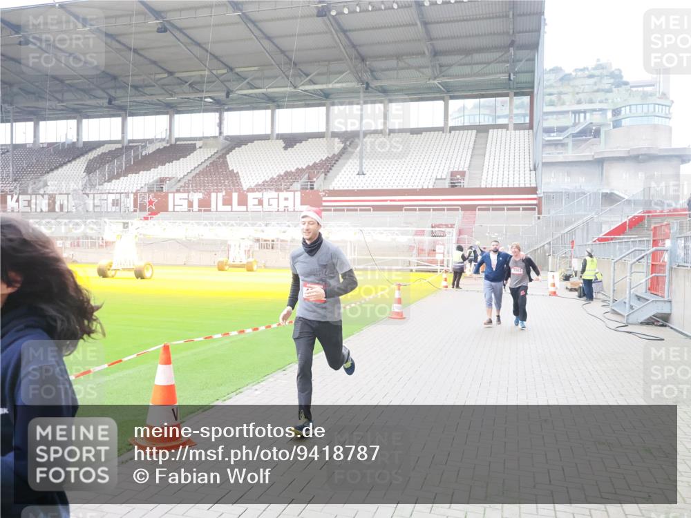 07.12.2025 - St. Pauli X-Mass-Run No. 15 Fabian Wolf http://msf.ph/oto/9418787 07.12.2025 11:28:07 Ziel 1082, 2138, 2139, 2192, 2196, 2655, 2930, 2980, 3027, 3057, 3063, 3074, 4644, 4653, 4655 meine-sportfotos.de