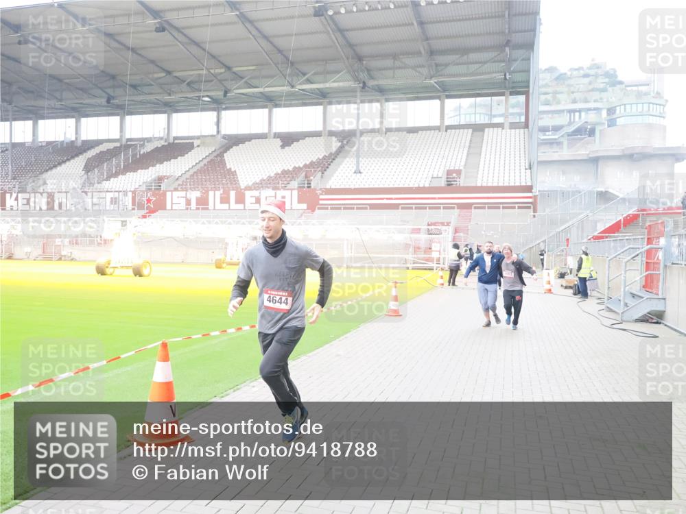 07.12.2025 - St. Pauli X-Mass-Run No. 15 Fabian Wolf http://msf.ph/oto/9418788 07.12.2025 11:28:07 Ziel 1082, 2138, 2139, 2192, 2196, 2655, 2930, 2980, 3027, 3057, 3063, 3074, 4644, 4653, 4655 meine-sportfotos.de
