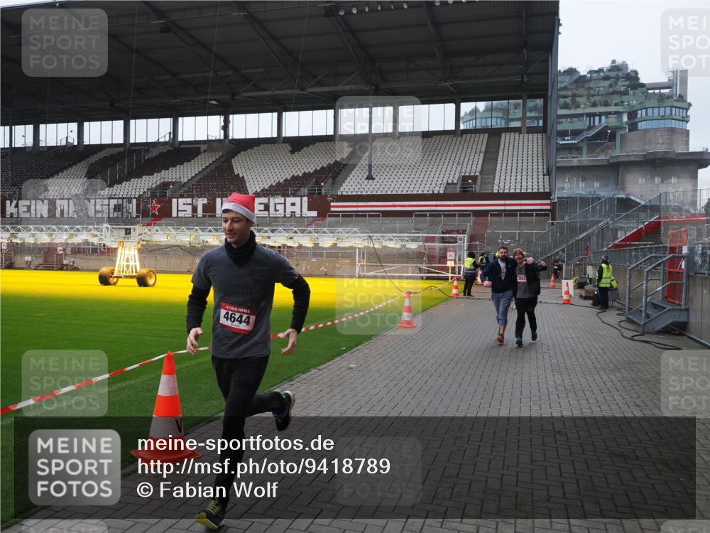 07.12.2025 - St. Pauli X-Mass-Run No. 15 Fabian Wolf http://msf.ph/oto/9418789 07.12.2025 11:28:07 Ziel 1082, 2138, 2139, 2192, 2196, 2655, 2930, 2980, 3027, 3057, 3063, 3074, 4644, 4653, 4655 meine-sportfotos.de