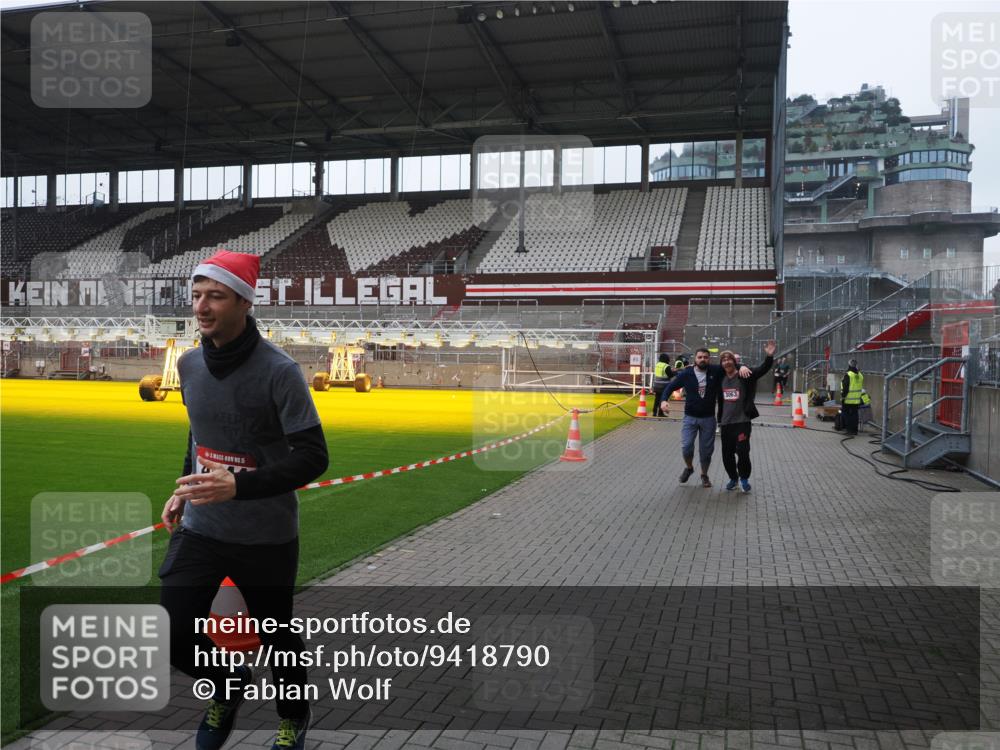 07.12.2025 - St. Pauli X-Mass-Run No. 15 Fabian Wolf http://msf.ph/oto/9418790 07.12.2025 11:28:07 Ziel 1082, 2138, 2139, 2192, 2196, 2655, 2930, 2980, 3027, 3057, 3063, 3074, 4644, 4653, 4655 meine-sportfotos.de