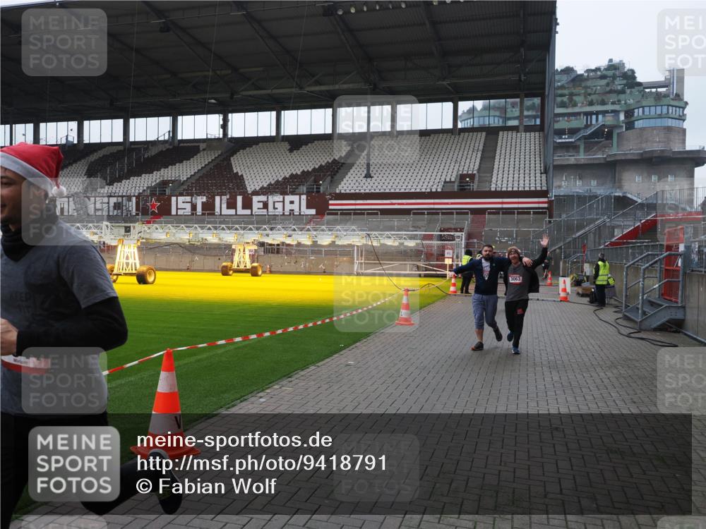 07.12.2025 - St. Pauli X-Mass-Run No. 15 Fabian Wolf http://msf.ph/oto/9418791 07.12.2025 11:28:07 Ziel 1082, 2138, 2139, 2192, 2196, 2655, 2930, 2980, 3027, 3057, 3063, 3074, 4644, 4653, 4655 meine-sportfotos.de