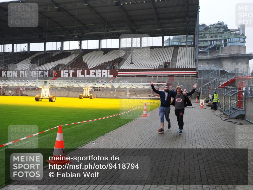 07.12.2025 - St. Pauli X-Mass-Run No. 15 Fabian Wolf http://msf.ph/oto/9418794 07.12.2025 11:28:08 Ziel 1082, 2138, 2139, 2192, 2196, 2655, 2930, 2980, 3027, 3057, 3063, 3074, 4644, 4653, 4655 meine-sportfotos.de
