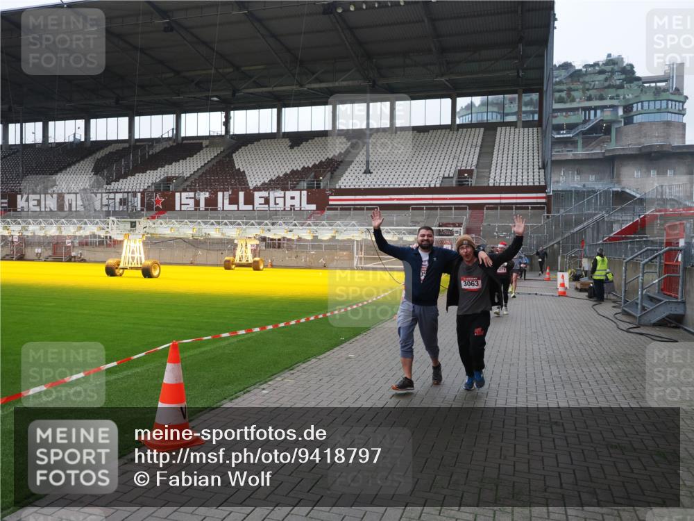07.12.2025 - St. Pauli X-Mass-Run No. 15 Fabian Wolf http://msf.ph/oto/9418797 07.12.2025 11:28:09 Ziel 1082, 2138, 2139, 2192, 2196, 2655, 2930, 2980, 3027, 3057, 3063, 3074, 4644, 4653, 4655 meine-sportfotos.de